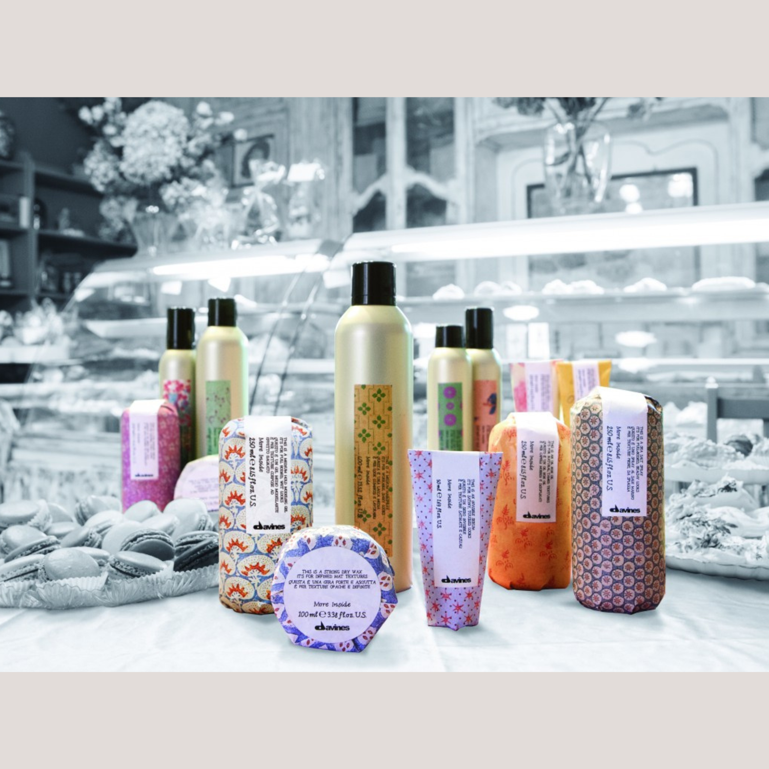 Davines More Inside collectie met diverse stylingproducten in kleurrijke verpakkingen voor glans, textuur en langdurige hold
